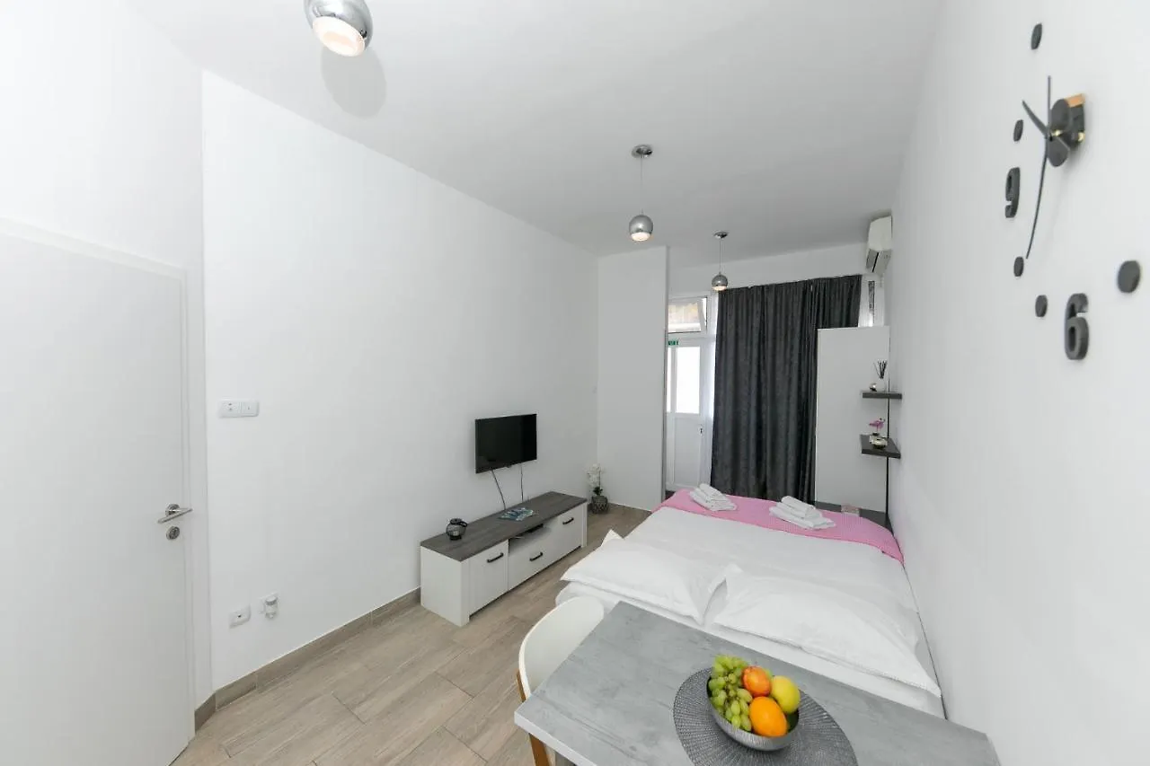 Studio Apartment For 2, Wi-Fi, Kitchenette, Public Parking, Private Entrance Split Croatia