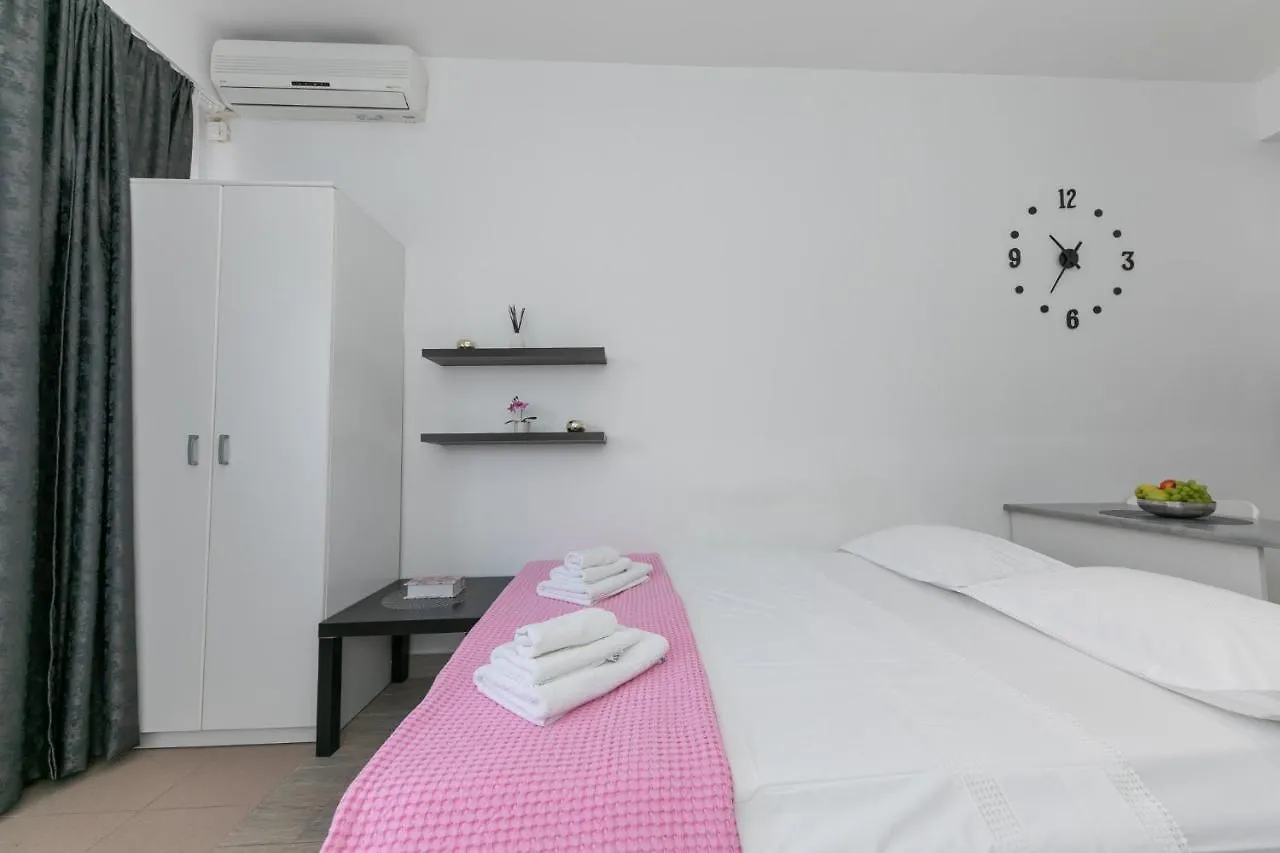 Studio Apartment For 2, Wi-Fi, Kitchenette, Public Parking, Private Entrance Split