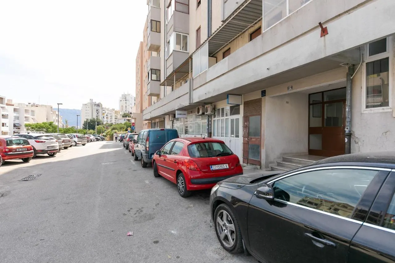 Studio Apartment For 2, Wi-Fi, Kitchenette, Public Parking, Private Entrance Split