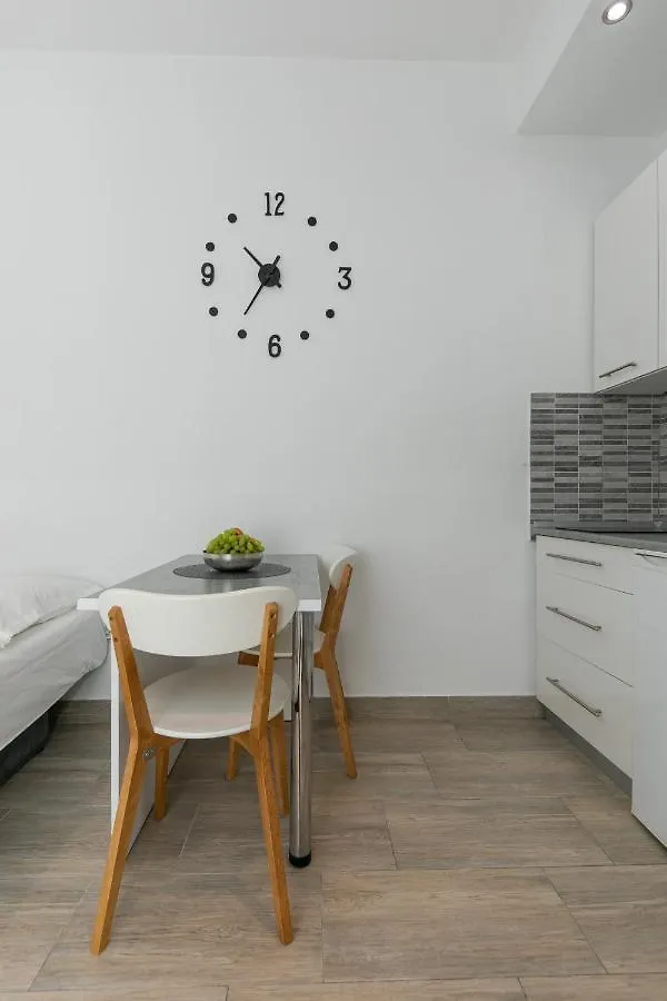 Studio Apartment For 2, Wi-Fi, Kitchenette, Public Parking, Private Entrance Split