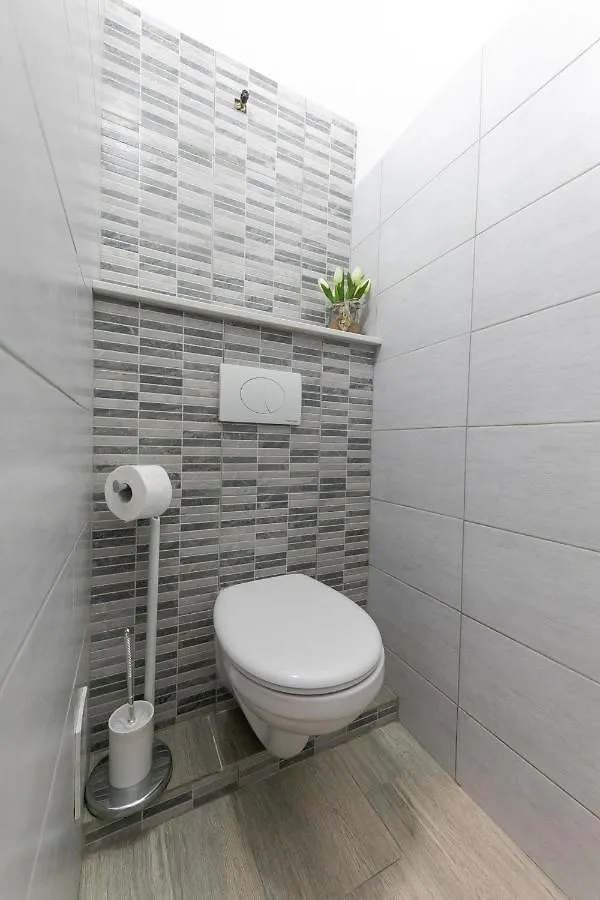 Studio Apartment For 2, Wi-Fi, Kitchenette, Public Parking, Private Entrance Split