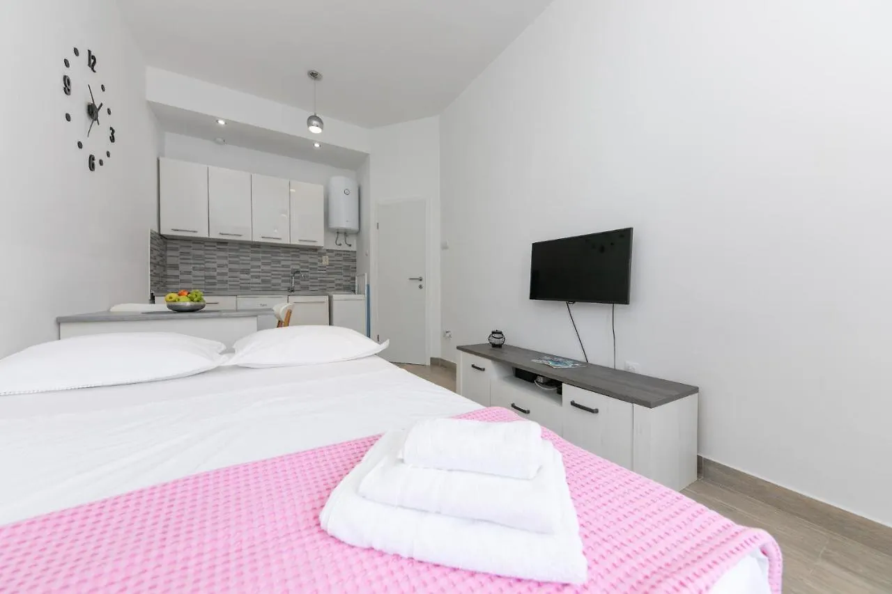 Studio Apartment For 2, Wi-Fi, Kitchenette, Public Parking, Private Entrance Split