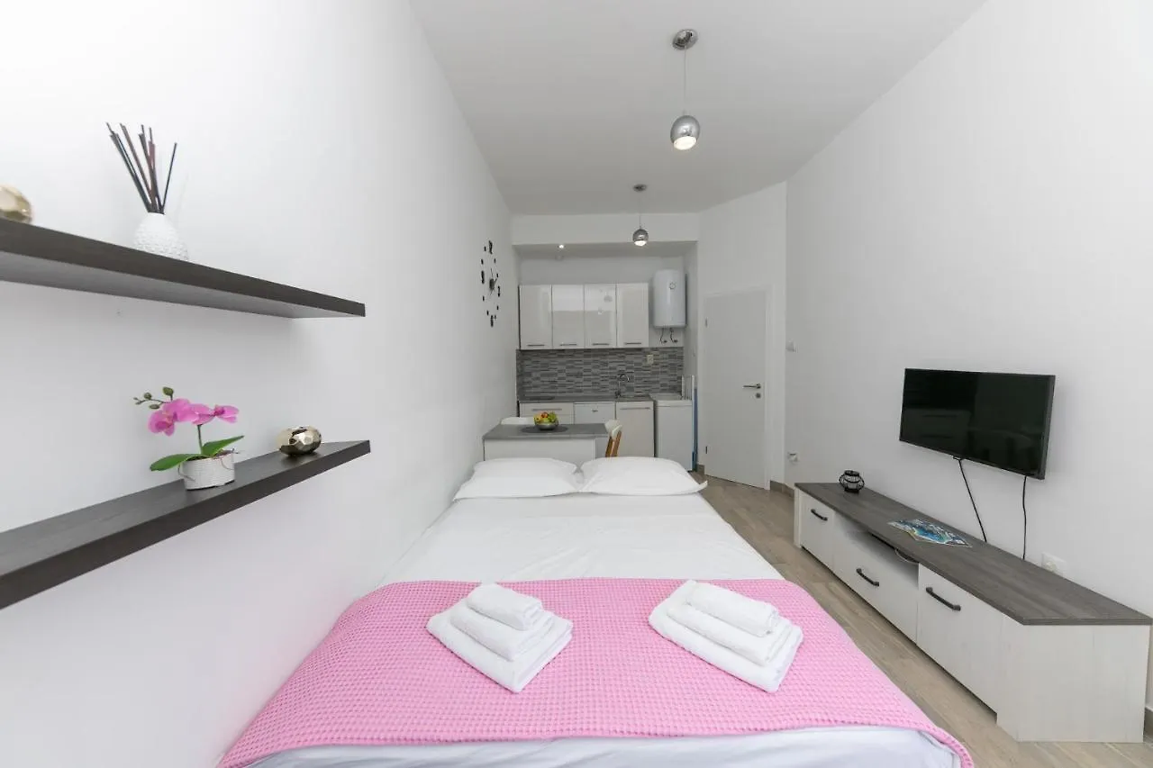 Studio Apartment For 2, Wi-Fi, Kitchenette, Public Parking, Private Entrance Split Croatia
