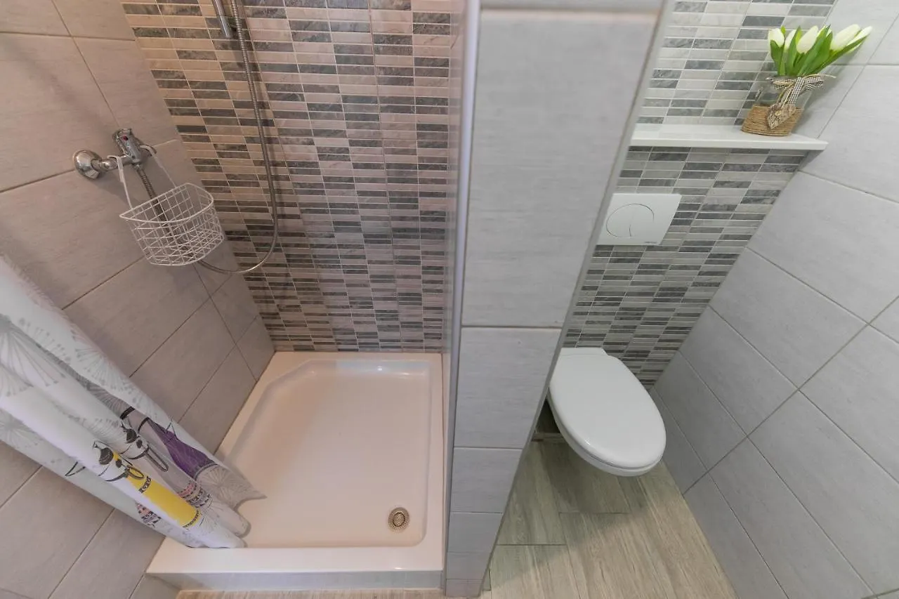 Studio Apartment For 2, Wi-Fi, Kitchenette, Public Parking, Private Entrance Split 0*,