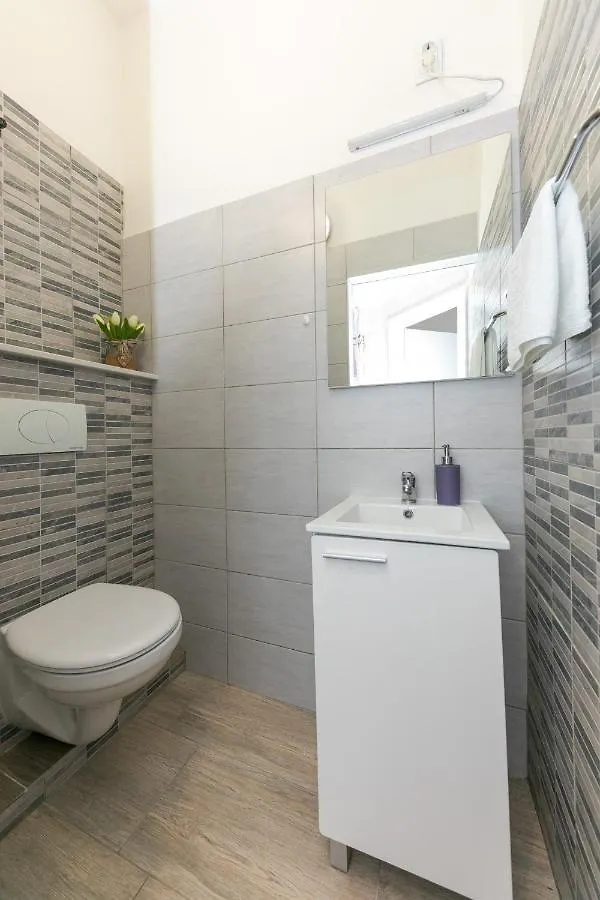 Studio Apartment For 2, Wi-Fi, Kitchenette, Public Parking, Private Entrance Split