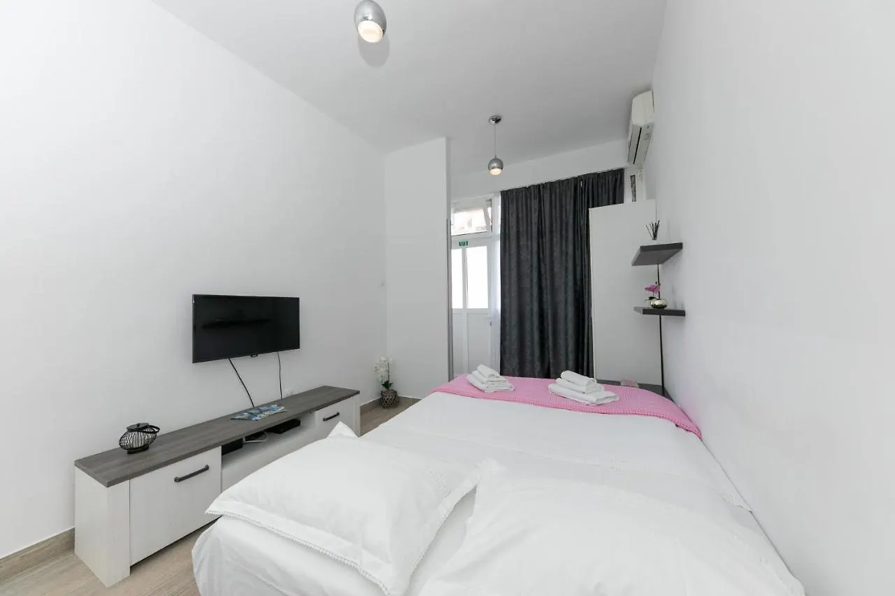 Studio Apartment For 2, Wi-Fi, Kitchenette, Public Parking, Private Entrance Split