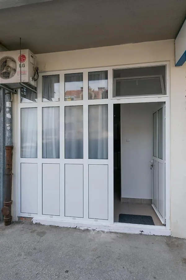 Studio Apartment For 2, Wi-Fi, Kitchenette, Public Parking, Private Entrance Split
