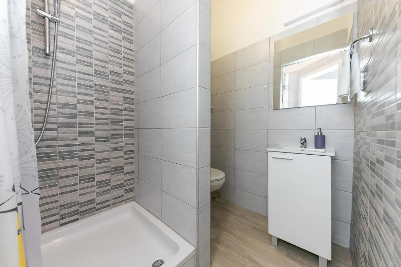Studio Apartment For 2, Wi-Fi, Kitchenette, Public Parking, Private Entrance Split